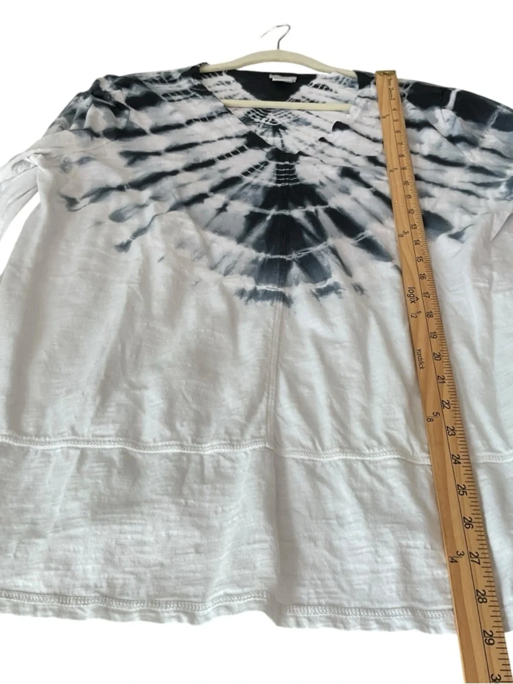Chico’s Zenergy Tie Dye Tunic Top Black White V-Neck Size 2 (Large) - Picture 7 of 8